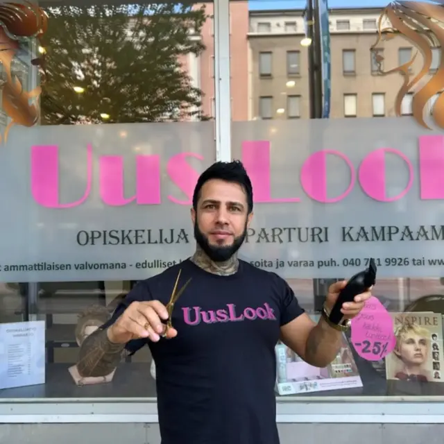 Moikka! Ari on valmistunut parturi-kampaaja ja on meillä maanantaisin, tiistaisin ja perjantaisin. Ari tekee meillä parturi- ja kampaajaleikkauksia ja myös hoitoja. Arilta saa -15% ammattilais töistä. Tervetuloa Uuslookkiin☺️