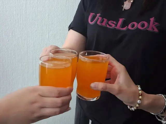 Kippis! Ollaan täällä instagramissa saatu 100 seuraaja ja pomo tarjosi limpparit meille sen tähden.🥳🥳
‼️ARVONTA‼️ Ja sen kunniaksi päätettiin että kun saamme 200 seuraajaa täällä instagramissa niin arvomme kaikkien seuraajien kesken 50€ lahjakortin Uuslookin oppilastöihin. Sinun ei tarvitse erikseen osallistua arvontaan vain tilin seuraaminen riittää. Meta ei ole osallinen arvontaan. Onnea kaikille arvontaan!😊🩷